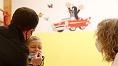 Antigén-tesztet végeznek egy óvodás kisfiún Prágában