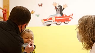 Antigén-tesztet végeznek egy óvodás kisfiún Prágában