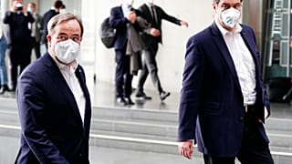 رئيس الحزب الديمقراطي المسيحي الألماني أرمين لاشيت، إلى اليسار، ورئيس الاتحاد الاجتماعي المسيحي الألماني ماركوس سودر في برلين. 2021/04/11