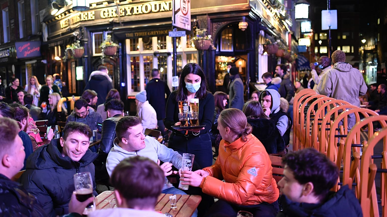 Un pub en el barrio de Soho, en Londres, Inglaterra, el 12 de abril de 2021.