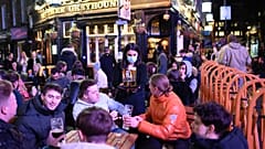 Un pub en el barrio de Soho, en Londres, Inglaterra, el 12 de abril de 2021.