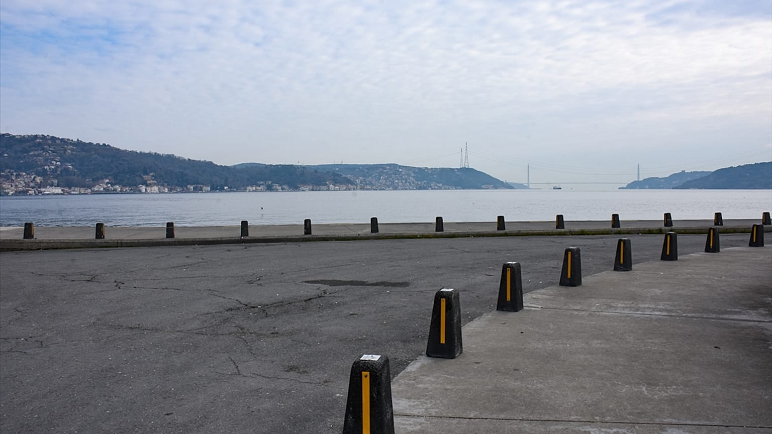 İstanbul'da haftasonu yeni tip koronavirüs tedbirleri kapsamında hafta sonu uygulanan sokağa çıkma kısıtlamasıyla cadde ve sokaklar boş kaldı.