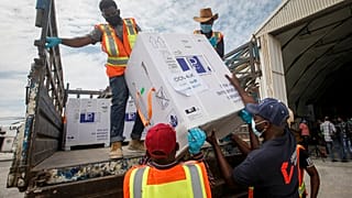 Eine Covax-Impstofflieferung kommt am Flughafen von Mogadishu in Somalia an.
