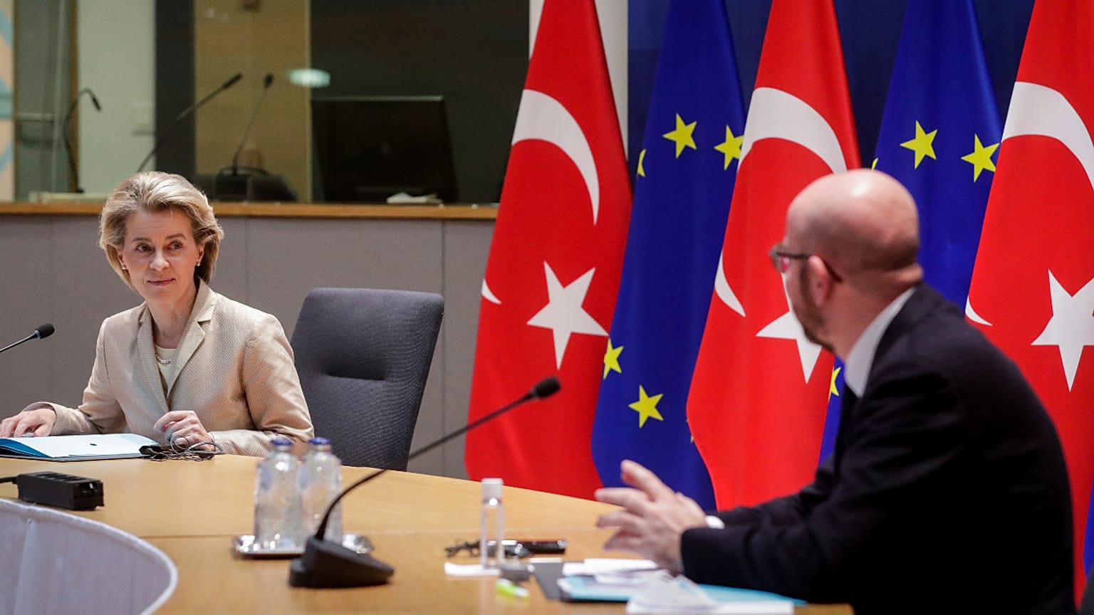 AB Komisyonu Başkanı Ursula von der Leyen, AB Konseyi Başkanı Charles Michel