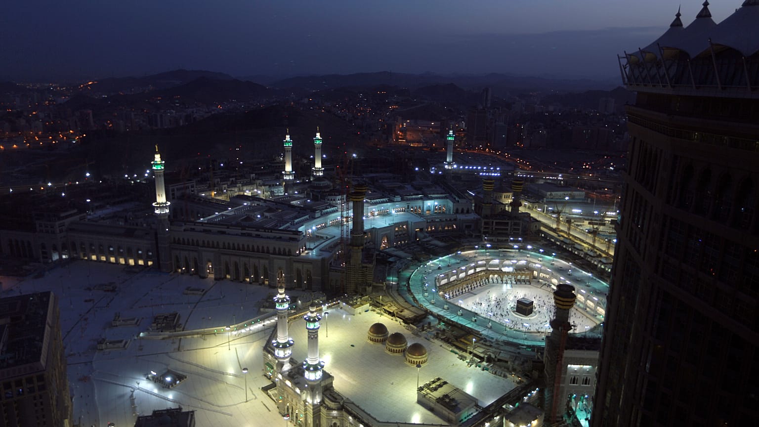 يصلي المسلمون خلال صلاة الفجر الأولى من شهر رمضان المبارك في المسجد الحرام  في مدينة مكة المكرمة - المملكة العربية السعودية الثلاثاء 13 أبريل 2021.