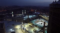 يصلي المسلمون خلال صلاة الفجر الأولى من شهر رمضان المبارك في المسجد الحرام  في مدينة مكة المكرمة - المملكة العربية السعودية الثلاثاء 13 أبريل 2021.