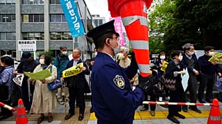 Vor dem Büro des japanischen Regierungschefs in Tokio versammelten sich Demonstrierende, um gegen die Kühlwasser-Entscheidung zu protestieren
