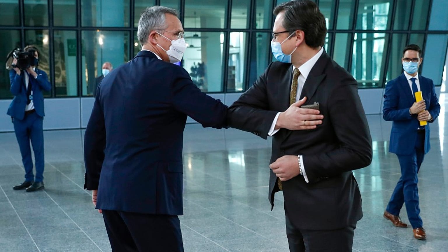 Il segretario generale della NATO Jens Stoltenberg e il ministro degli esteri ucraino Dmytro Kuleba, prima della riunione al quartier generale della NATO a Bruxelles