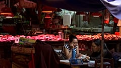 Çin'in Shenzhen kentinde bir ıslak markette müşteri bekleyen satıcılar