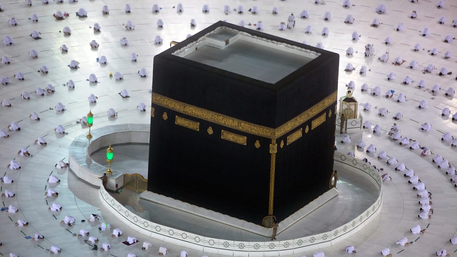 مسلمون يطوفون حول الكعبة 