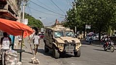 Veicolo militare per le strade di Port-au-Prince, Haiti