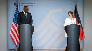 وزير الدفاع الأمريكي لويد أوستن مع نظيرته الألمانية أنغريت كرامب-كارينباور في برلين. 2021/04/13