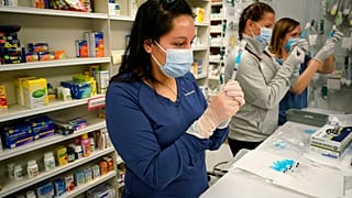 Des injections du vaccin de Johnson & Johnson sont préparées à l'Hôpital Juif de Denver - capitale de l'Etat du Colorado -, le 6 mars 2021