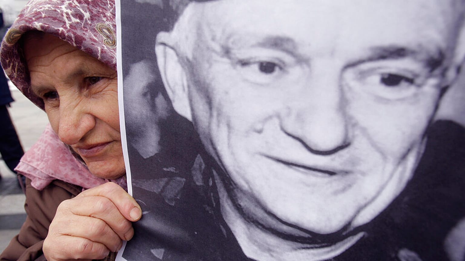 Saraybosna'da 8 Nisan'da 84 yaşında vefat eden ve Bare Mezarlığına defnedilen Sırp kökenli eski general Jovan Divjak için cenaze töreni düzenlendi