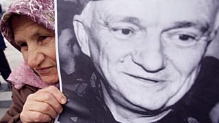 Saraybosna'da 8 Nisan'da 84 yaşında vefat eden ve Bare Mezarlığına defnedilen Sırp kökenli eski general Jovan Divjak için cenaze töreni düzenlendi