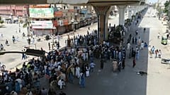 متظاهرون ضد فرنسا يقطعون طرقات في باكستان