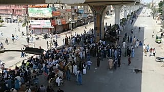 متظاهرون ضد فرنسا يقطعون طرقات في باكستان