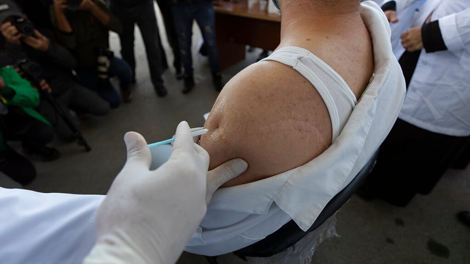 Le FMI appelle les pays riches à fournir les vaccins aux pays pauvres.