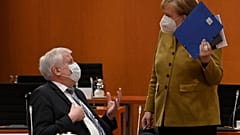 Angela Merkel et le ministre de l'Intérieur Horst Seehofer, le 13 avril 2021, Berlin