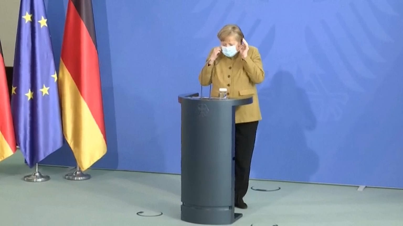 Angela Merkel que mais poderes para o Governo federal
