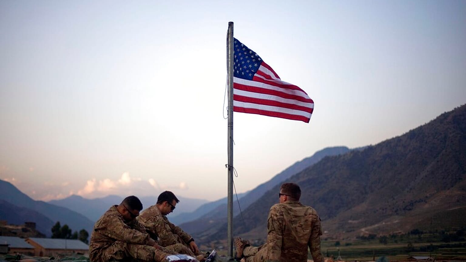 Afganistan'ın Kunar bölgesindeki Bostick İleri Operasyon Üssü'ndeki ABD askerleri