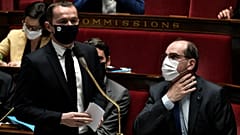 وزير الخدمة العومية والحسابات الفرنسية أوليفييه دوسوبت ورئيس الوزراء الفرنسي جان كاستكس خلال جلسة أسئلة للحكومة في الجمعية الوطنية في باريس.