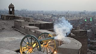 مدفع رمضان الذي يعان وقت الإفطار في مجمع القلعة بالعاصمة المصرية القاهرة في 13 أبريل 2021.
