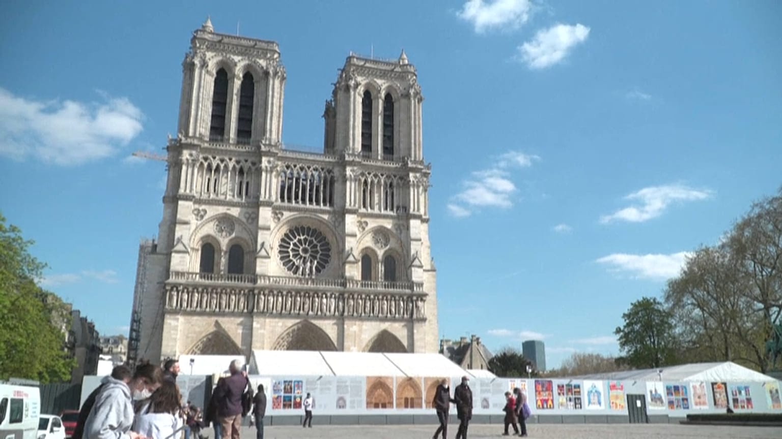 Notre-Dame oggi, due anni dopo l'incendio. 