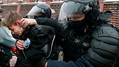 Задержание молодого протестующего в ходе несогласованной манифестации в Москве 31 января 2021 г.