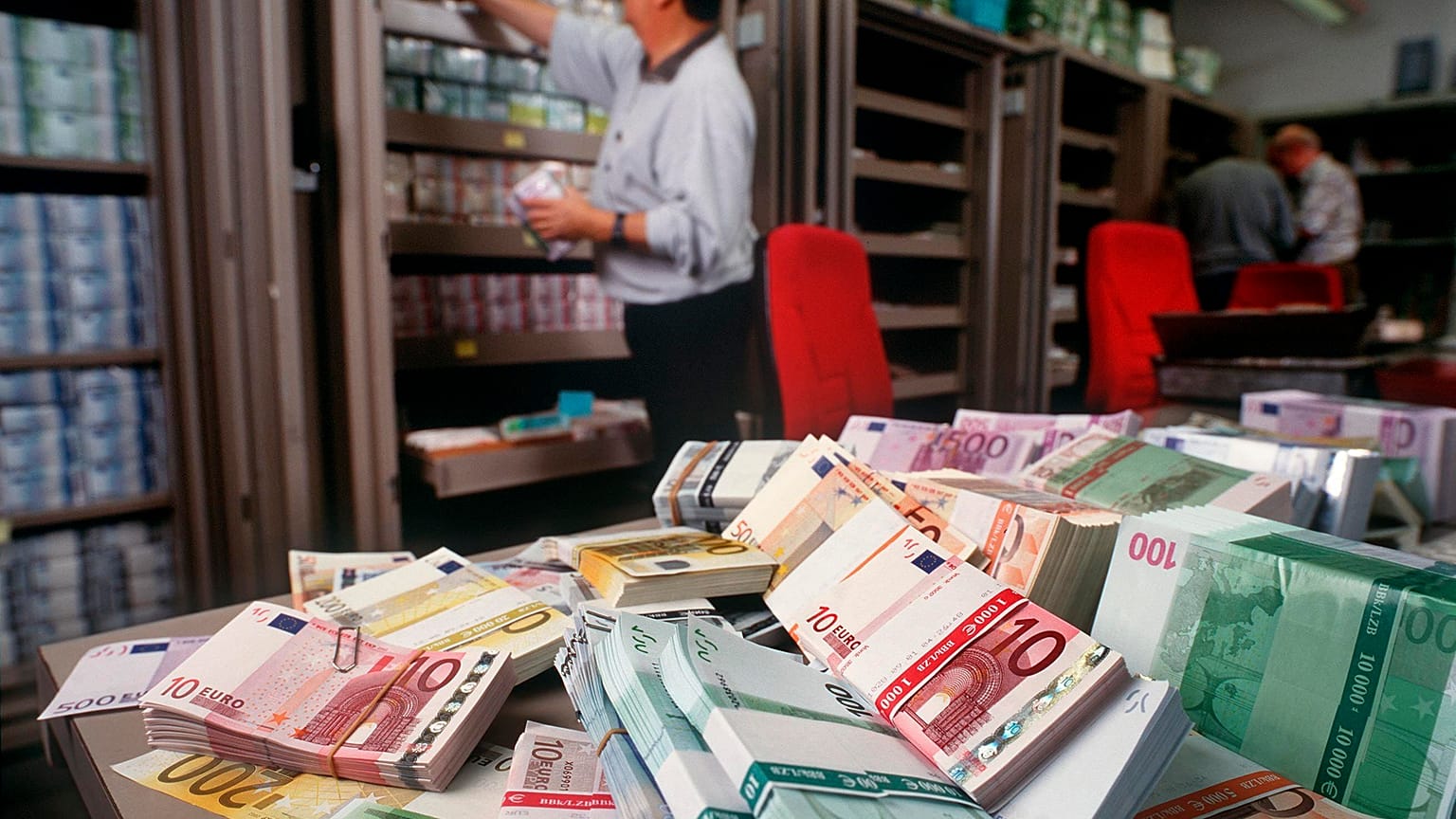 Pénzkötegek rendezgetése egy zürichi bankban (illusztráció)