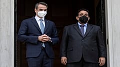 رئيس الوزراء اليوناني كيرياكوس ميتسوتاكيس إلى جانب رئيس المجلس الرئاسي الليبي محمد المنفي