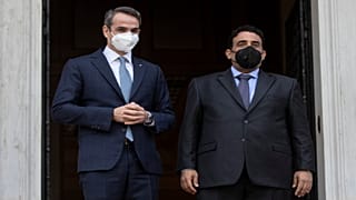 رئيس الوزراء اليوناني كيرياكوس ميتسوتاكيس إلى جانب رئيس المجلس الرئاسي الليبي محمد المنفي