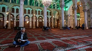 سوريون يؤدون صلاة التراويح في المسجد الأموي بالعاصمة السورية دمشق، في 13 نيسان 2021.
