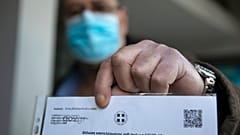 Καθηγητής επιδεικνύει στον φακό το αποτέλεσμα του διαγνωτικού τεστ στην Γλυφάδα Αττικής