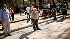 Игроки в петанк в Брюсселе 29 марта 2021 