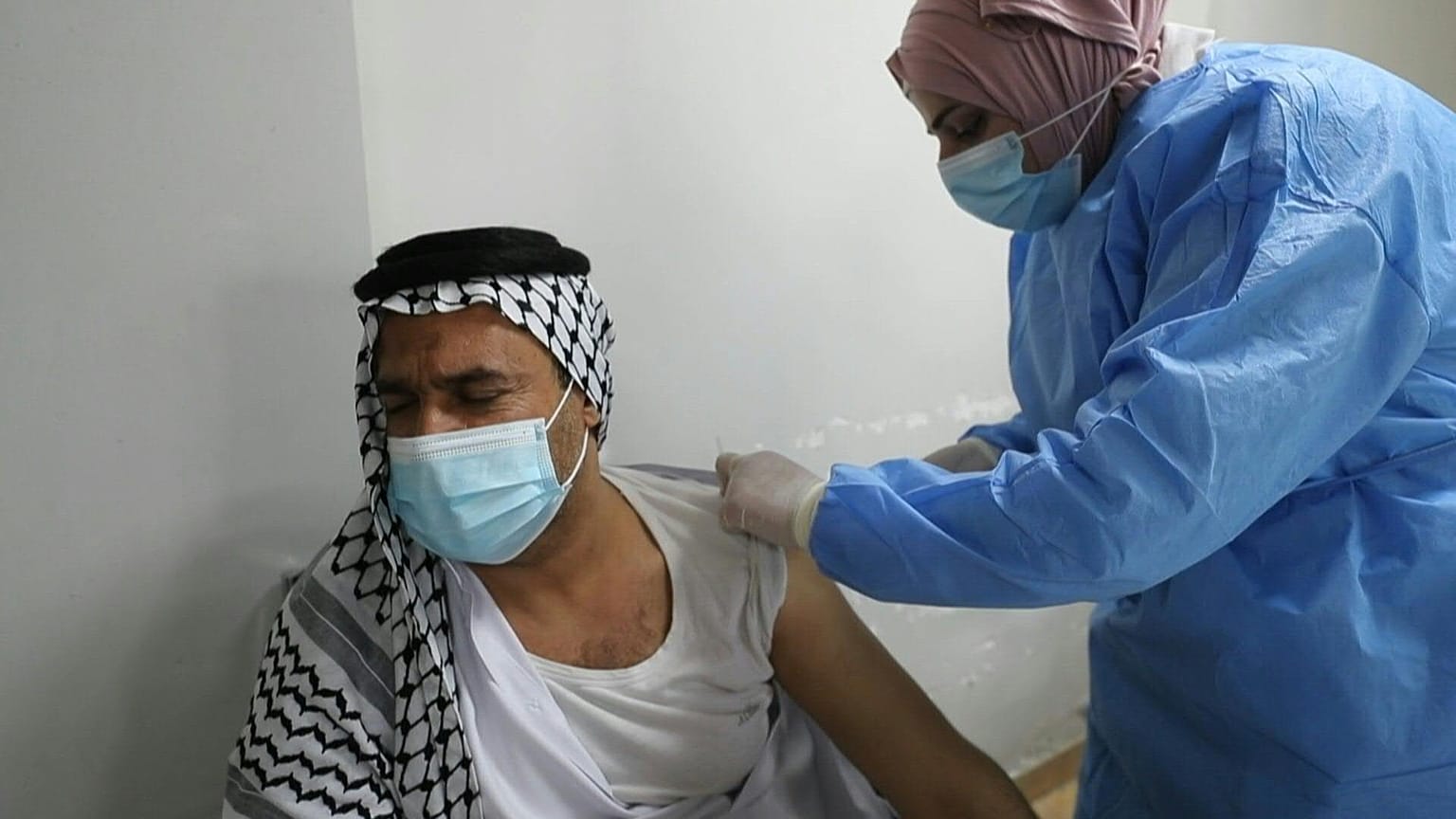 عراقيون يتلقون لقاحات فايزر - بايونتيك في مراكز تطعيم ببغداد