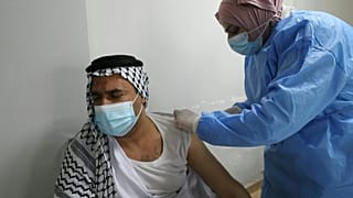 عراقيون يتلقون لقاحات فايزر - بايونتيك في مراكز تطعيم ببغداد