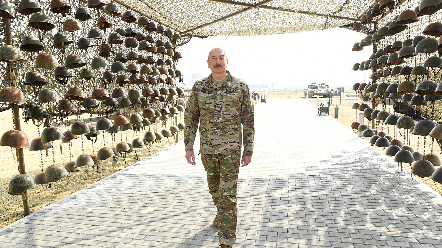 Le président azerbaïdjanais Ilham Aliyev, le 12 avril 2021 à Bakou, dans le "parc des trophées" dédié à la victoire dans le Haut-Karabakh
