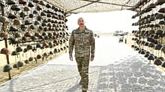 Le président azerbaïdjanais Ilham Aliyev, le 12 avril 2021 à Bakou, dans le "parc des trophées" dédié à la victoire dans le Haut-Karabakh