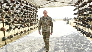 Le président azerbaïdjanais Ilham Aliyev, le 12 avril 2021 à Bakou, dans le "parc des trophées" dédié à la victoire dans le Haut-Karabakh