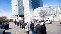 Schlange stehen für die Corona-Impfung in Schwedens Hauptstadt Stockholm.