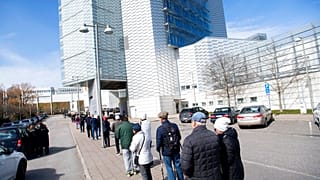 Schlange stehen für die Corona-Impfung in Schwedens Hauptstadt Stockholm.