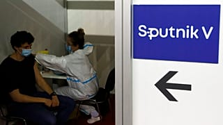 Belgrádban kap Szputnyik-oltást egy férfi 