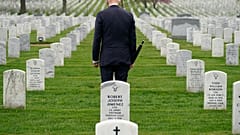 Joe Biden en una visita al Cementerio de Arlington