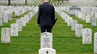 Joe Biden en una visita al Cementerio de Arlington
