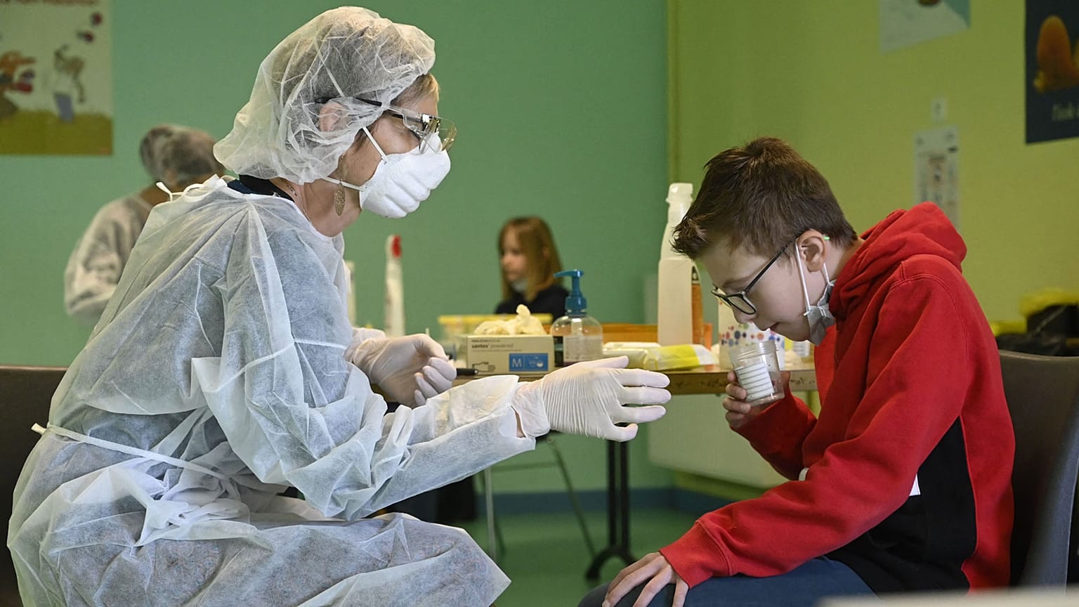 Image d'illustration : un écolier de l'établissement scolaire de Lavoncourt, dans l'est de la France, en train passer un test salivaire de détection du Covid-19, le 1/4/2021