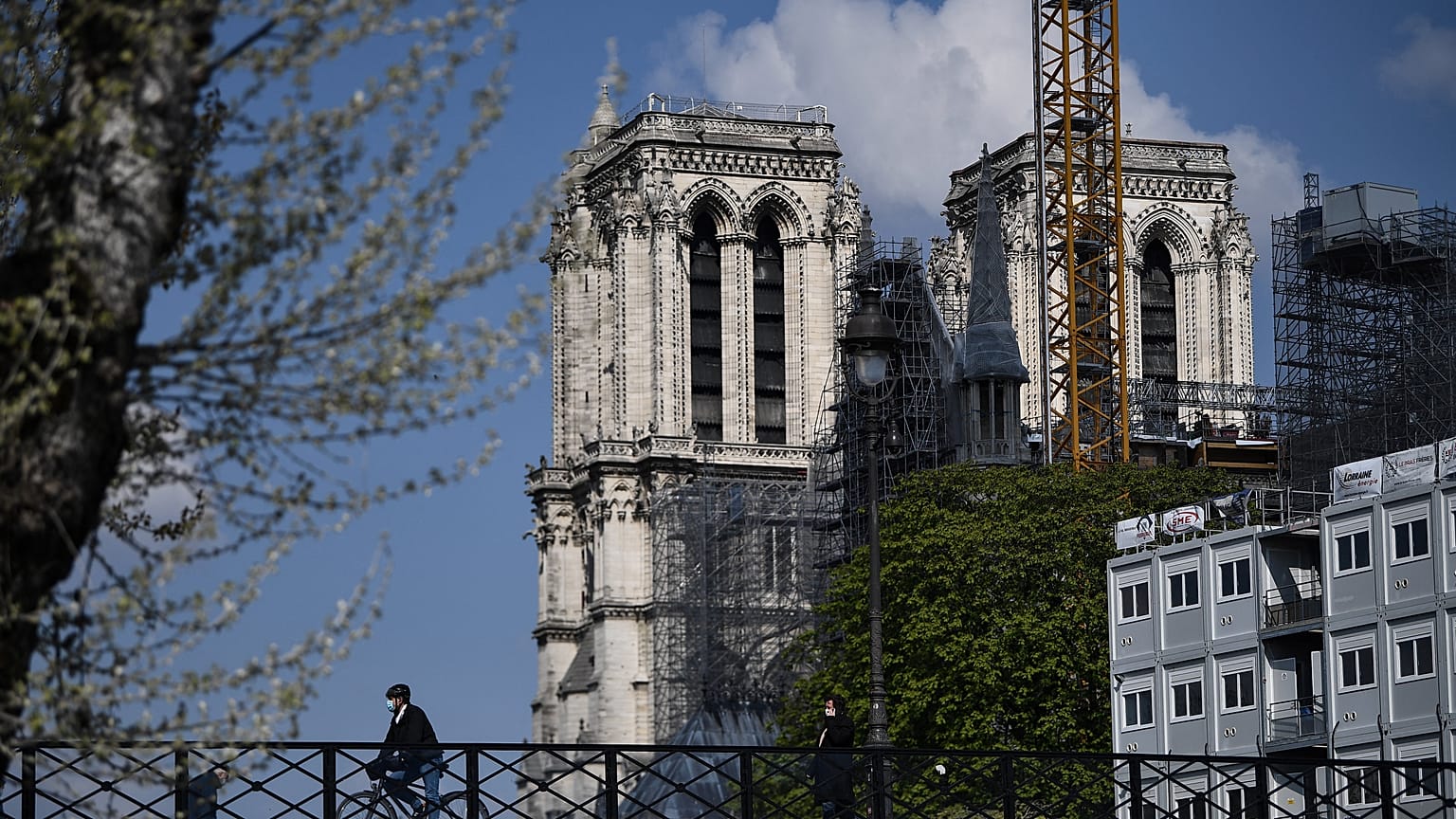 Notre-Dame de Paris : Emmanuel Macron sur le toit en travaux, deux ans après l'incendie