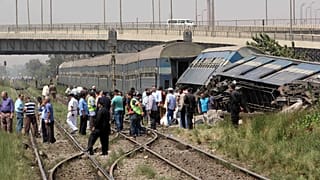 صور أرشيف لقطار خرج عن مساره بالقرب من قرية العياط بالجيزة في الضواحي الجنوبية للعاصمة القاهرة في 7 سبتمبر 2016.