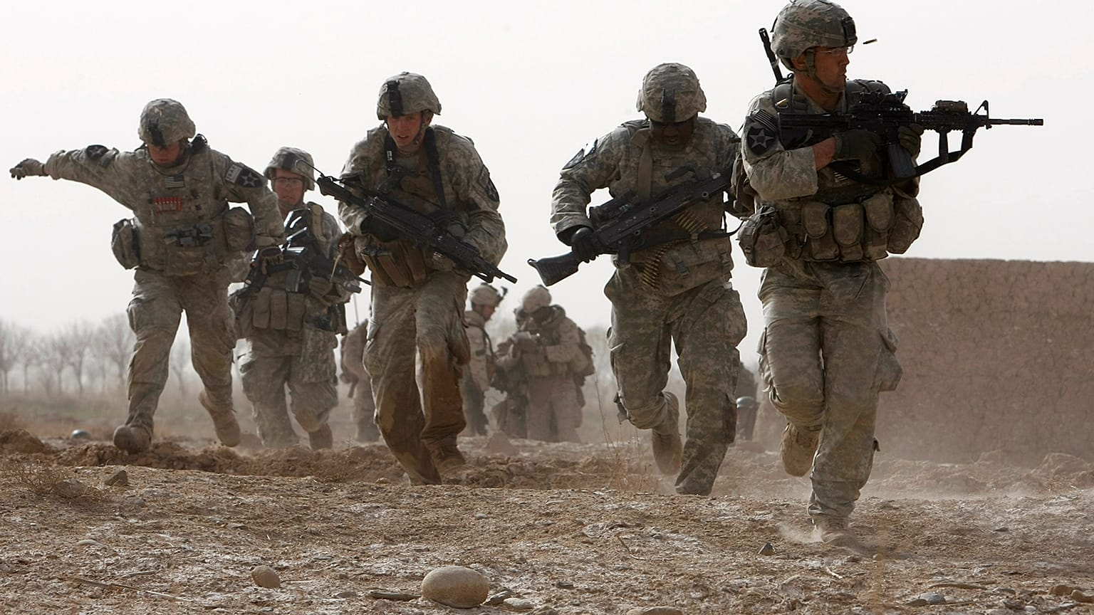 Afganistan'ın Helmand kentinde silahlı grupların açtığı ateşin altında kalan ve  karşılık veren Amerikalı askerler (arşiv)