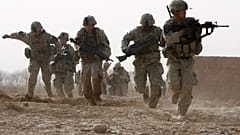 Afganistan'ın Helmand kentinde silahlı grupların açtığı ateşin altında kalan ve  karşılık veren Amerikalı askerler (arşiv)